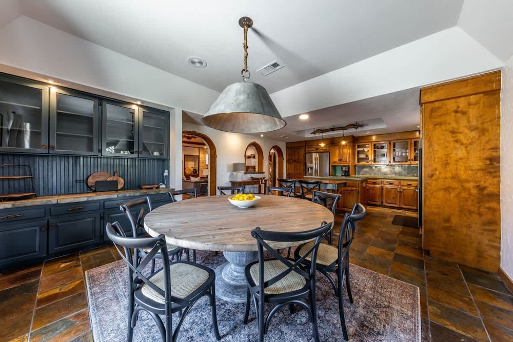 Magnificent 90 acre Texas Ranch Estate On San Marcos River 5 Bedrooms Newly Renovated & Professionally Furnished 9t Ranch By Boutiq — 4-Star Luxury Hotel in Gonzales, United States