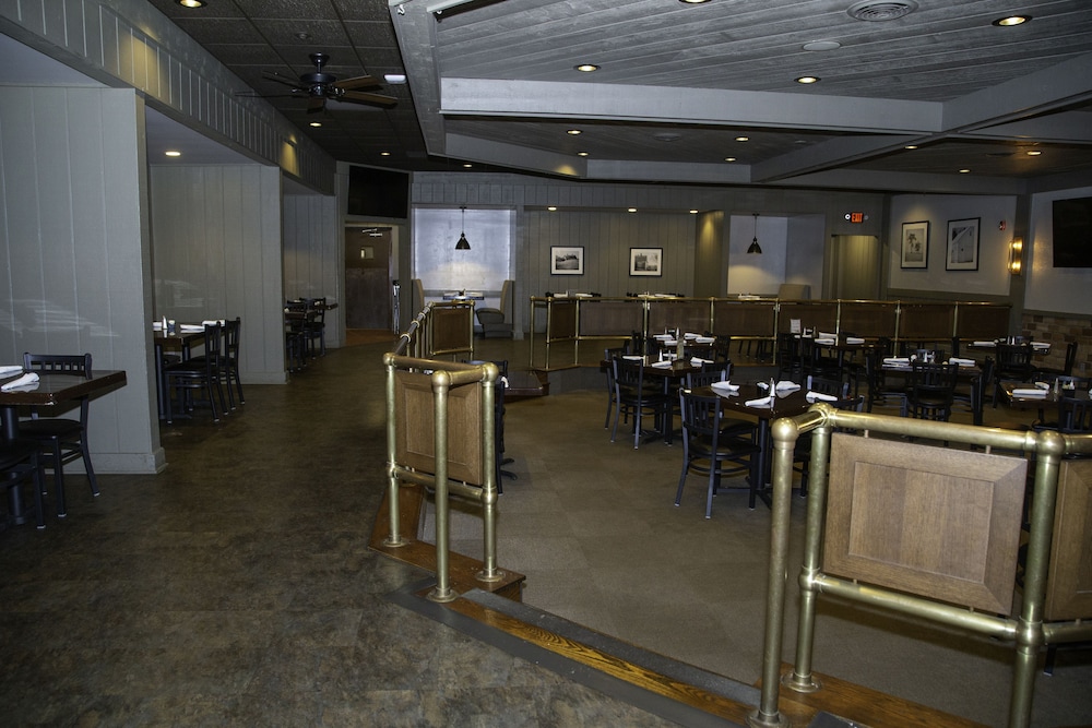 The Stables Inn and Suites - photo 23