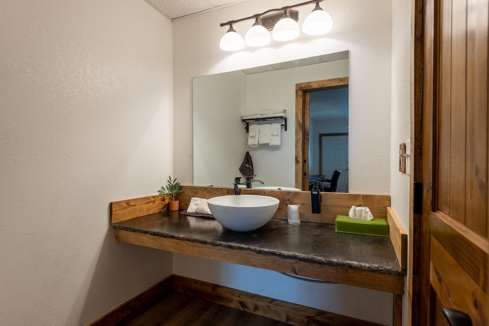 Americas Best Value Inn By The River Hot Springs - photo 10