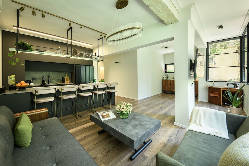 Sophisticated Tel Aviv Retreat 1BR Apt — 4-Star Luxury Hotel in Tel Aviv, Israel