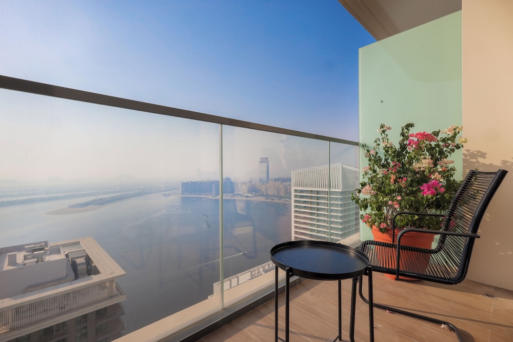 Aya Exquisite Beachfront 1BR Living in Palm Jumeirah — 4-Star Luxury Hotel in Dubai, United Arab Emirates