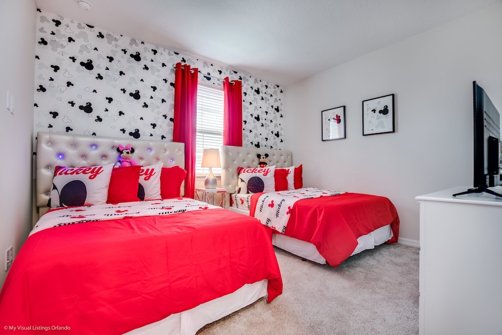 Beautiful 4 Bed With Pool & Spa - photo 8