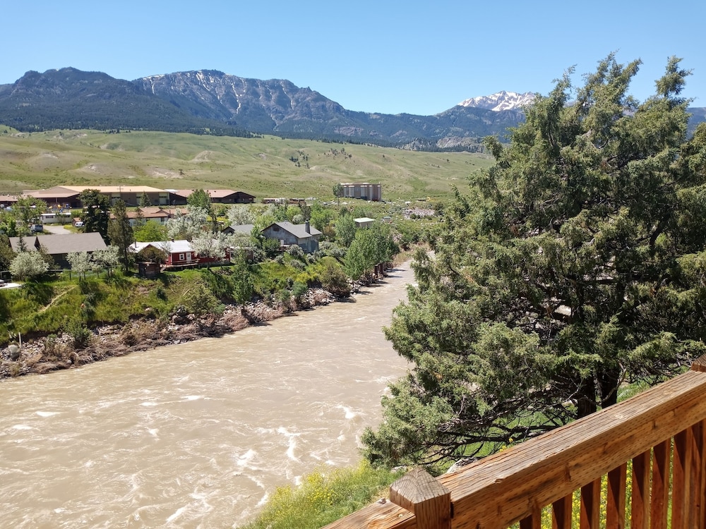 Yellowstone Riverside Cottages - photo 81