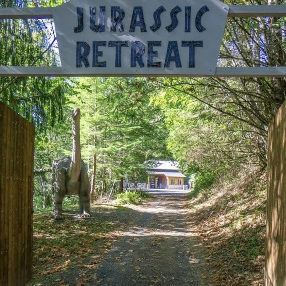 Spring Break Promos LifeSize Dinos 4BR HotTub — 4-Star Luxury Hotel in Washougal, United States