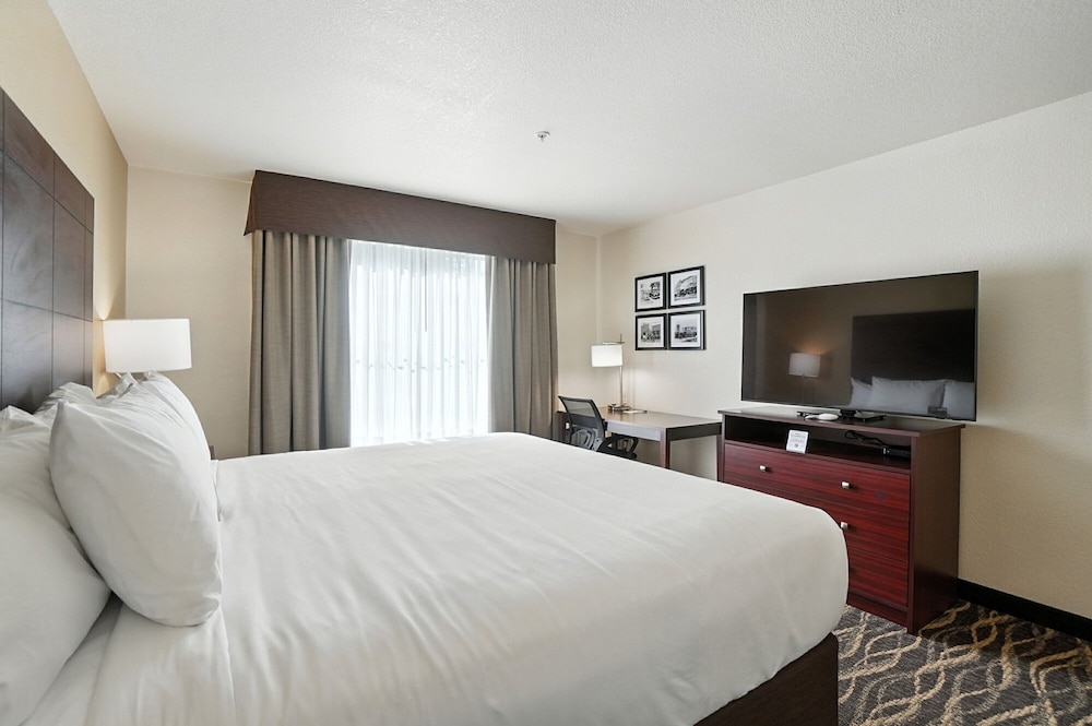 Cobblestone Hotel & Suites Bellefontaine - photo 24