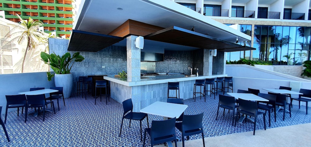 Poolside bar