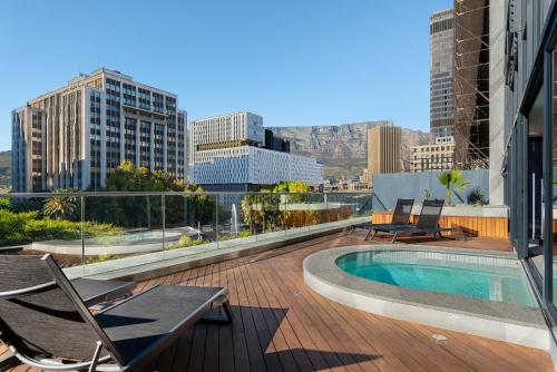 Zeeland Pier Near CTICC & VA Waterfront Incl Pool and Fitness Centre Onsite