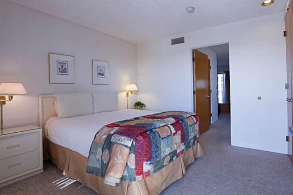 Weathervane Terrace Inn and Suites - photo 5