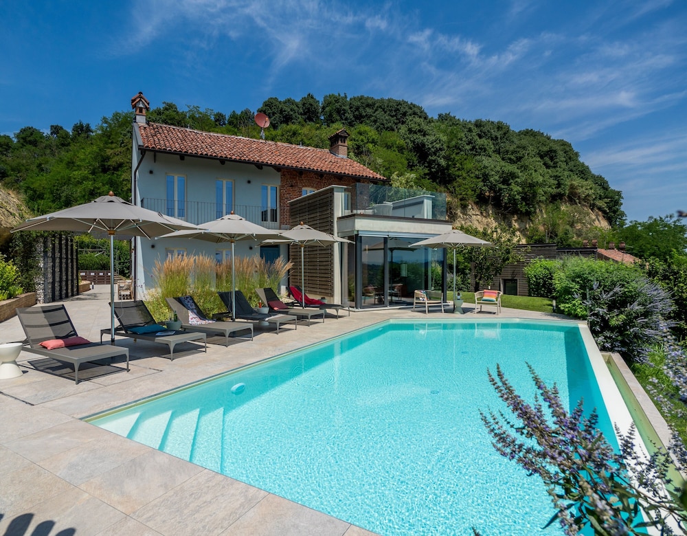 Relais Casa Clara — 4-Star Luxury Hotel in Monteu Roero, Italy