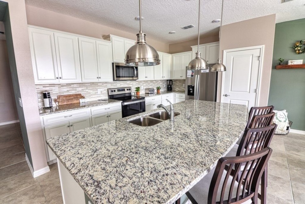Daniel's Townhome Getaway At Windsor Island Resort 5 Bedroom Townhouse by Redawning Davenport - photo 22