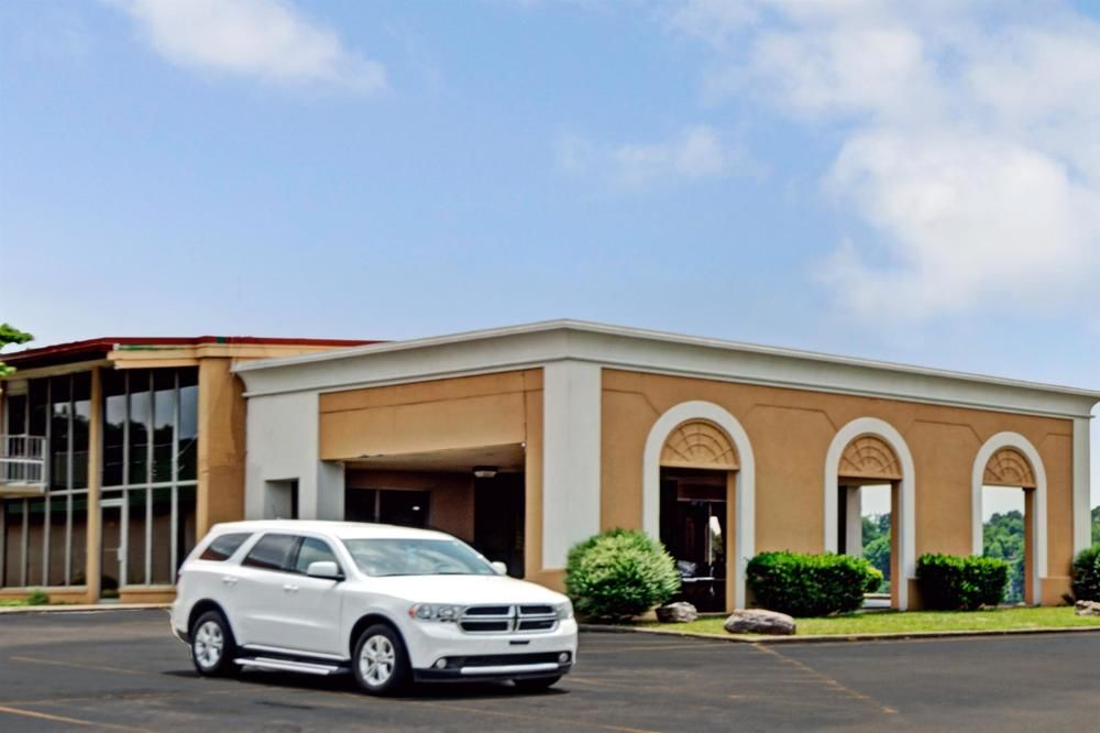 Super 8 Downtown Airport Area - photo 10