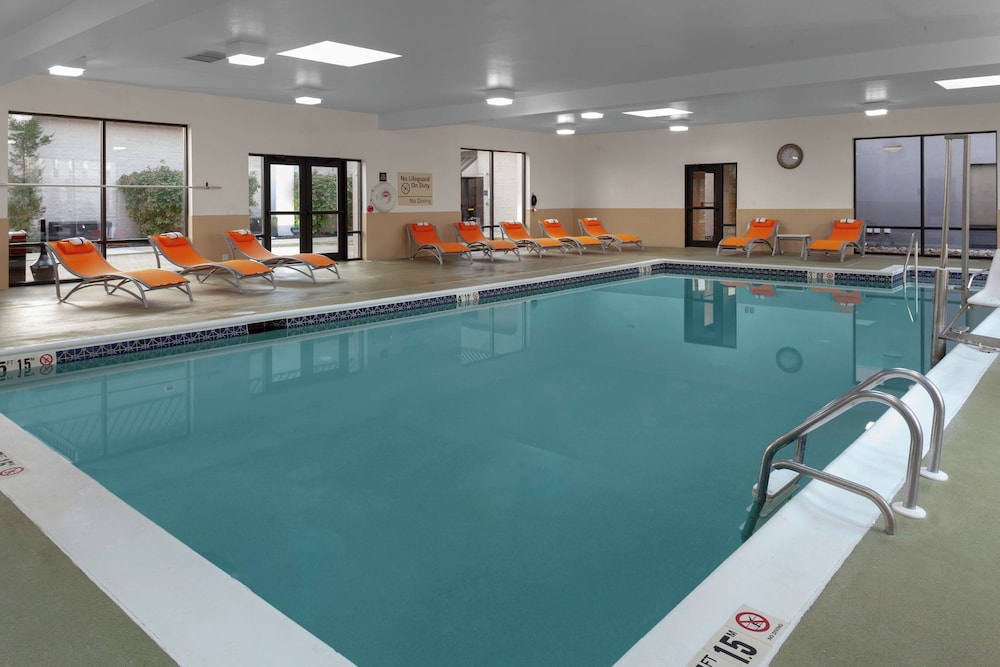 Hampton Inn Woodbridge - photo 24