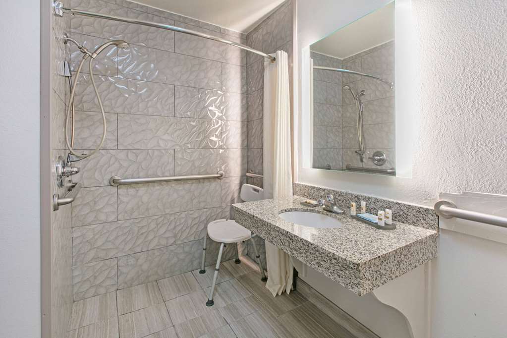 La Quinta Inn & Suites by Wyndham Fredericksburg - photo 14