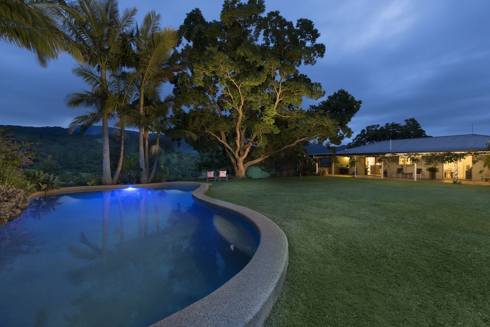 Hillcrest Mountain View Retreat — 4-Star Luxury Hotel in Gold Coast, Australia