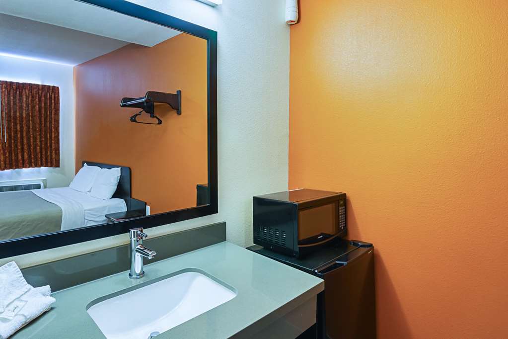 Motel 6 on Maple - photo 22
