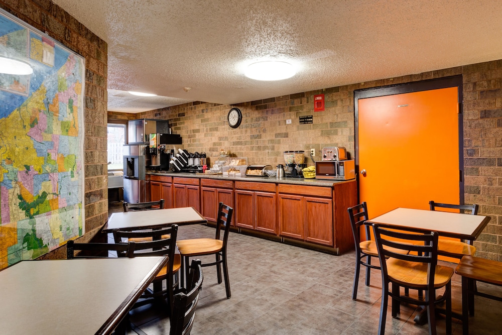 SkyLight Inn Cleveland Willoughby - photo 31