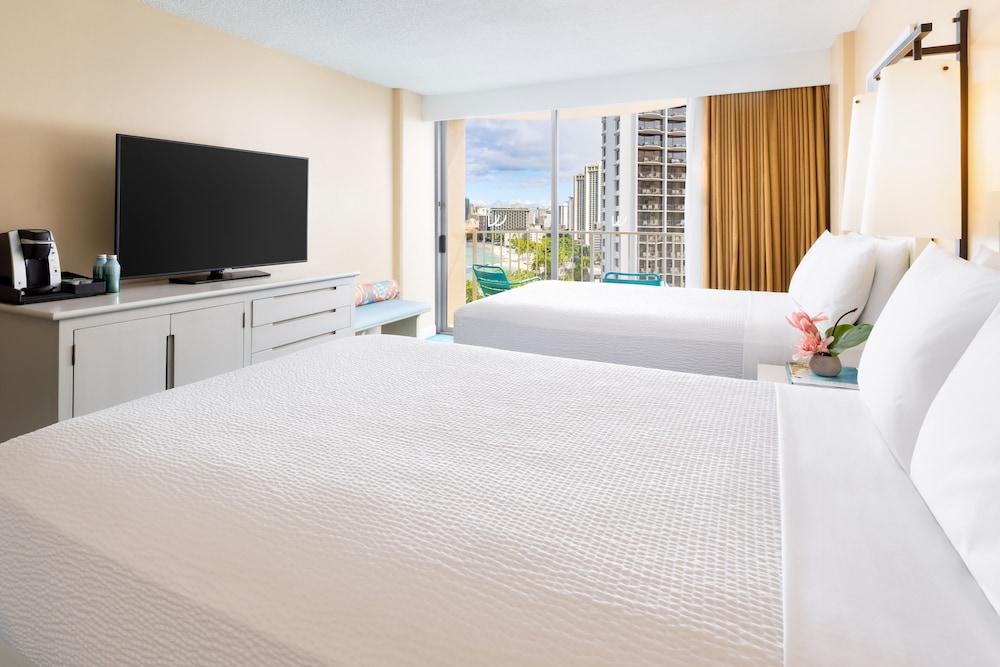 The Twin Fin Hotel - photo 16