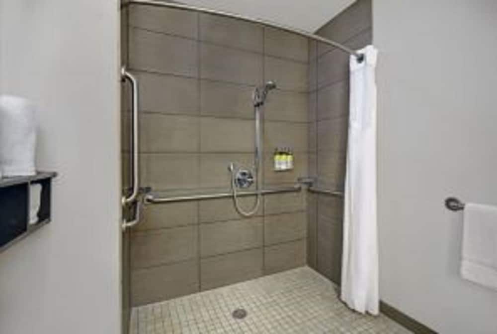 Holiday Inn Express & Suites Detroit Dearborn by IHG - photo 36