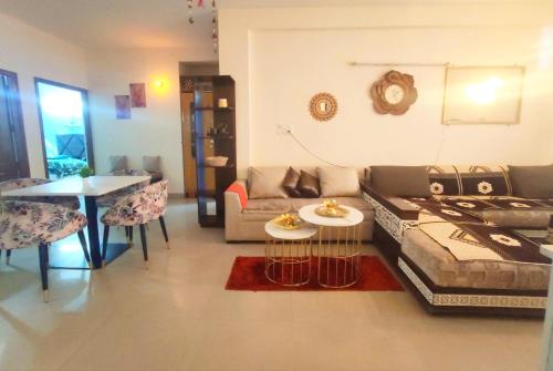Exclusive Floor on Manali Expressway for Family