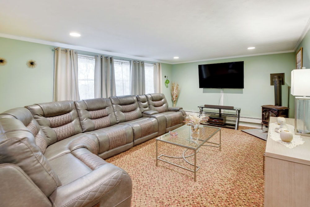 Great for Families Waterville Retreat with Yard — 4-Star Luxury Hotel in Waterville, United States