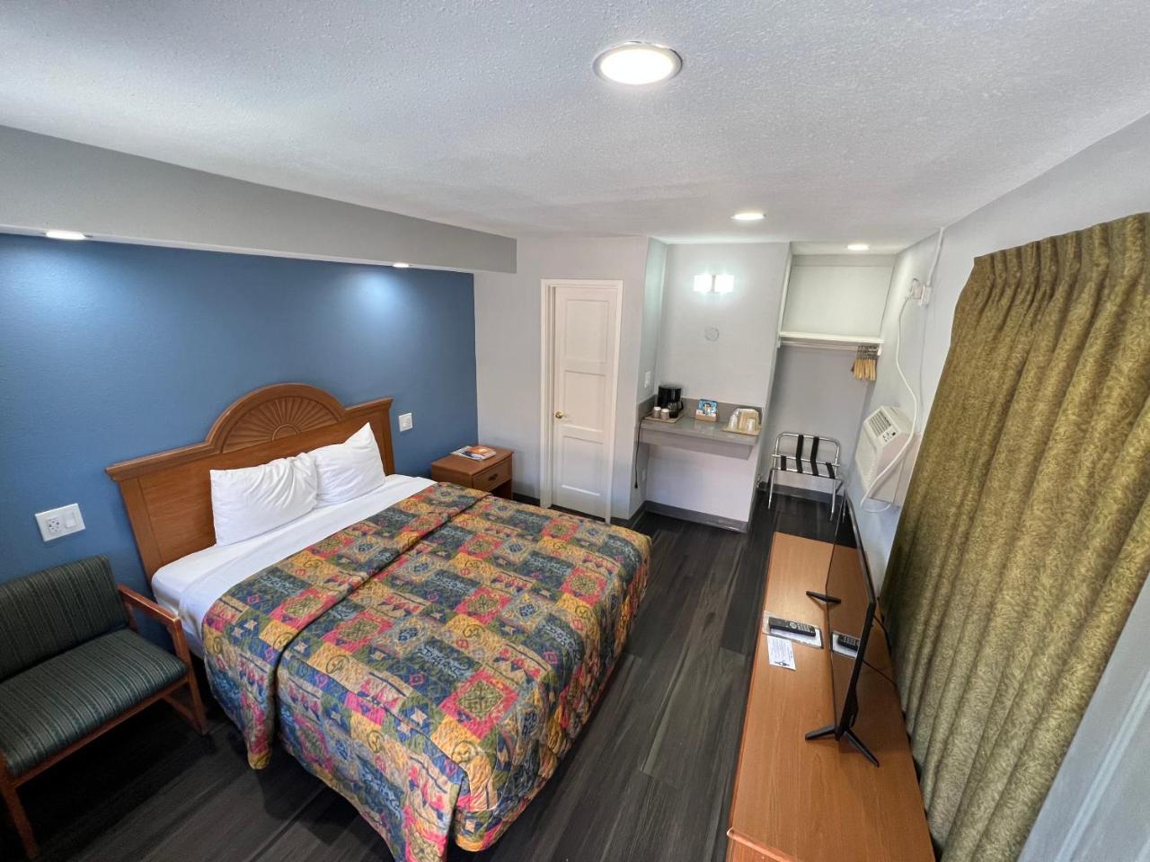 Bishop Elms Motel - photo 4