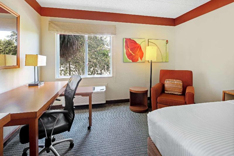 La Quinta Inn & Suites Miami Cutler Ridge - photo 11