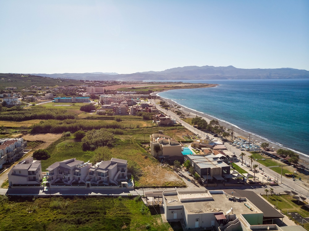 Aegean Breeze Luxury Apartments next to the sea — 4-Star Luxury Hotel in Gerani, Greece