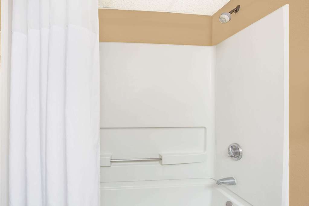 Days Inn by Wyndham Newport News City Center Oyster Point - photo 10
