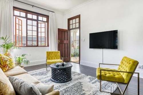 Secure & Central: Villa with Views of Table Mountain
