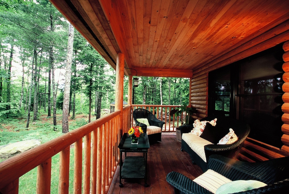 Upscale Fryeburg Cabin Hot Tub and Billiards Table — 4-Star Luxury Hotel in Fryeburg, United States