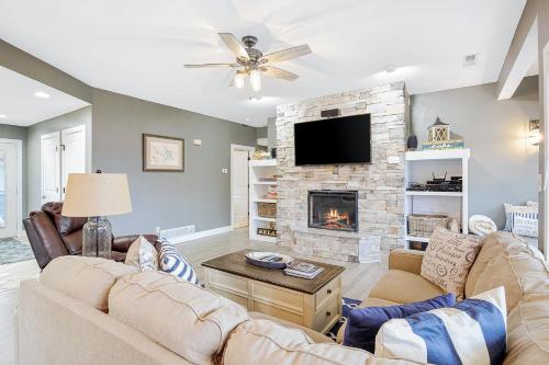 Emerald Bay Lakeview Getaway — 4-Star Luxury Hotel in Lake Ozark, United States