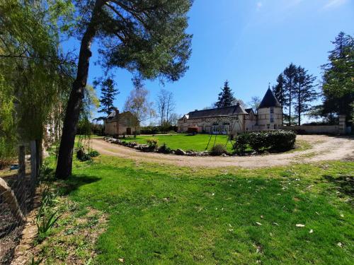 La Chauvelliere Un Ecrin de Verdure Dans Un Cadre Historique pet-friendly hotel Beaumont-La-Ronce