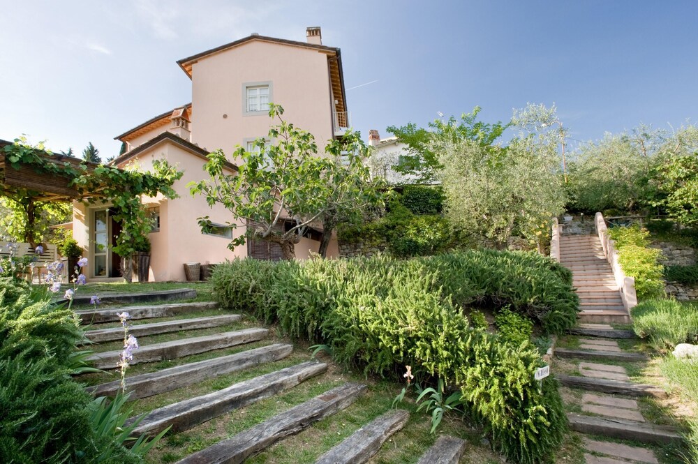 Casavaliversi Appartamenti — 4-Star Luxury Hotel in Sesto Fiorentino, Italy
