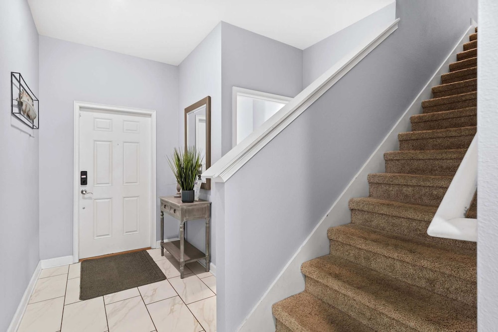 Spacious 4BR Townhome With Pool at Storey Lake - photo 22