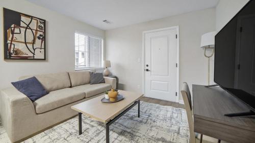 Landing Modern Apartment with Amazing Amenities — 4-Star Luxury Hotel in Lexington, United States