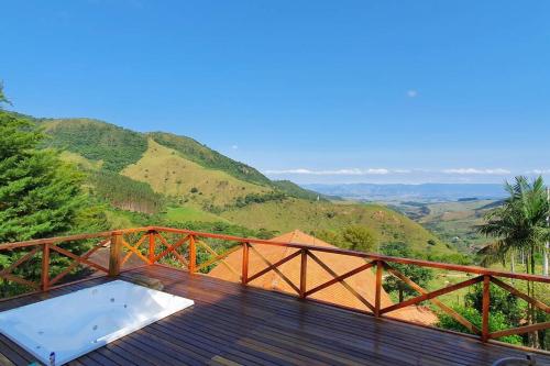 Chalé com Jacuzzi e deck com vista in Guaratingueta, Brasil