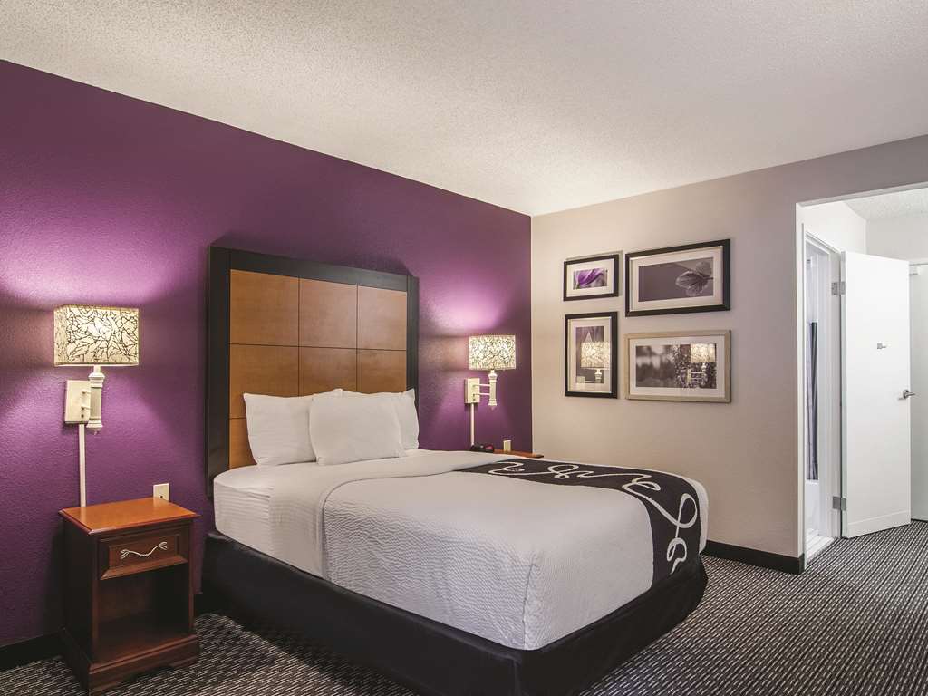 La Quinta Inn & Suites by Wyndham Miami Airport East - photo 22