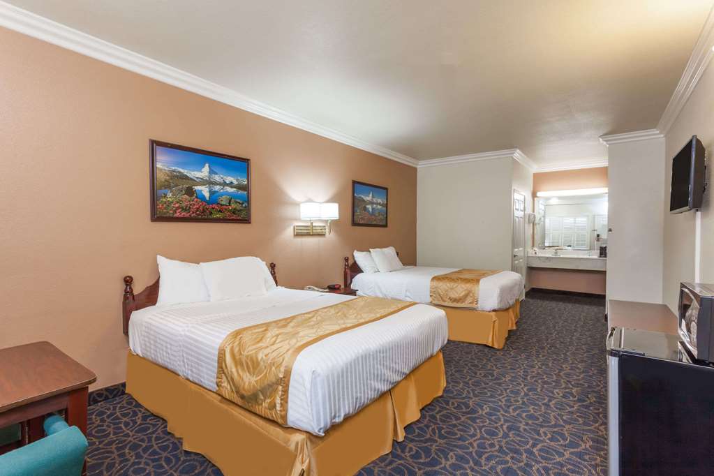 Days Inn & Suites by Wyndham South Gate - photo 8