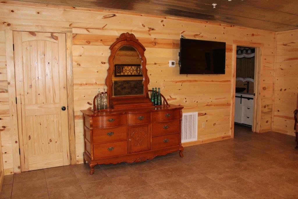 Samantha's Timber Inn - photo 9