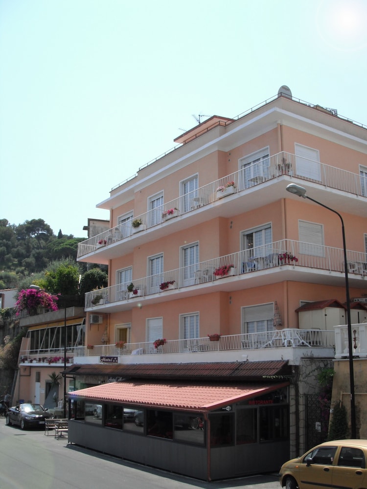 Hotel Nettuno — Diano Marina