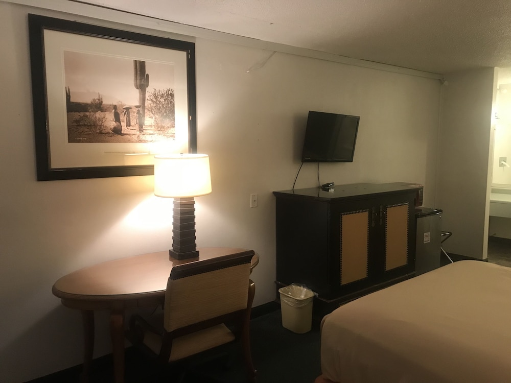 Travelers Inn & Suites - photo 8