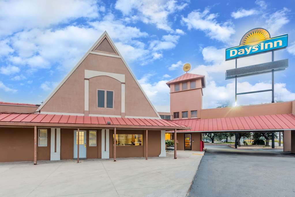 Days Inn by Wyndham San Antonio Splashtown ATT Center - photo 2