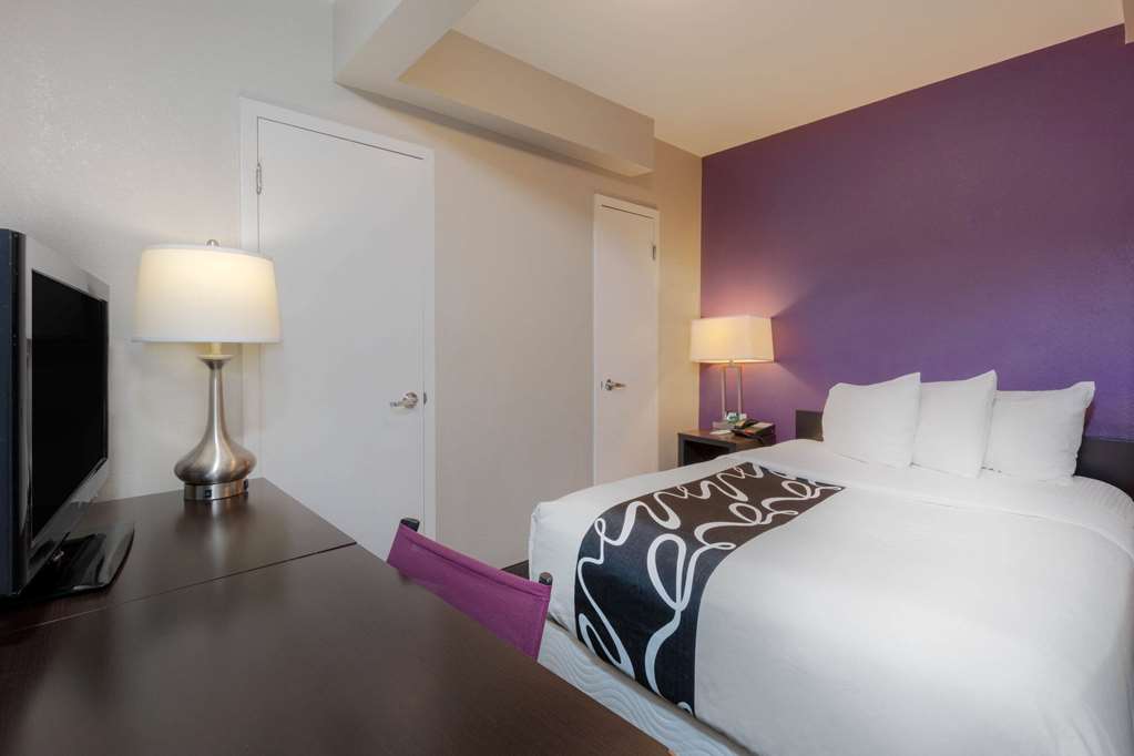 La Quinta Inn & Suites by Wyndham New York City Central Park - photo 35