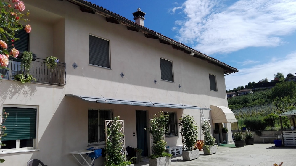 Cascina Beatrice — 4-Star Luxury Hotel in Rodello, Italy
