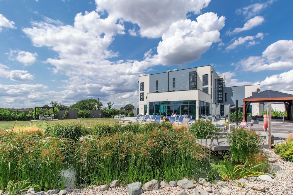 Glass House Retreat — 4-Star Luxury Hotel in Upminster, United Kingdom