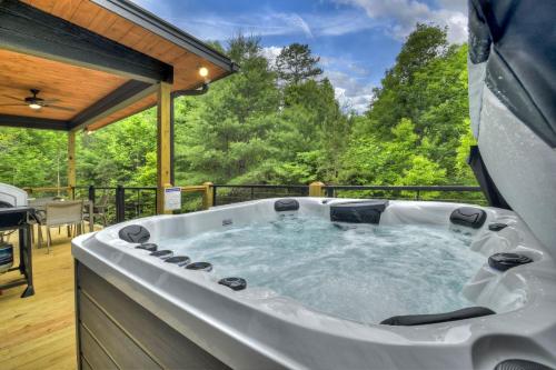 Casa Moderne Cozy modern vibes plus a hot tub — 4-Star Luxury Hotel in Blue Ridge, United States