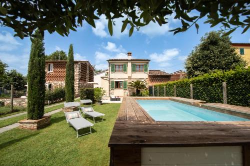 Casa I Tre Cipressi with Swimming Pool — 4-Star Luxury Hotel in Capannori, Italy
