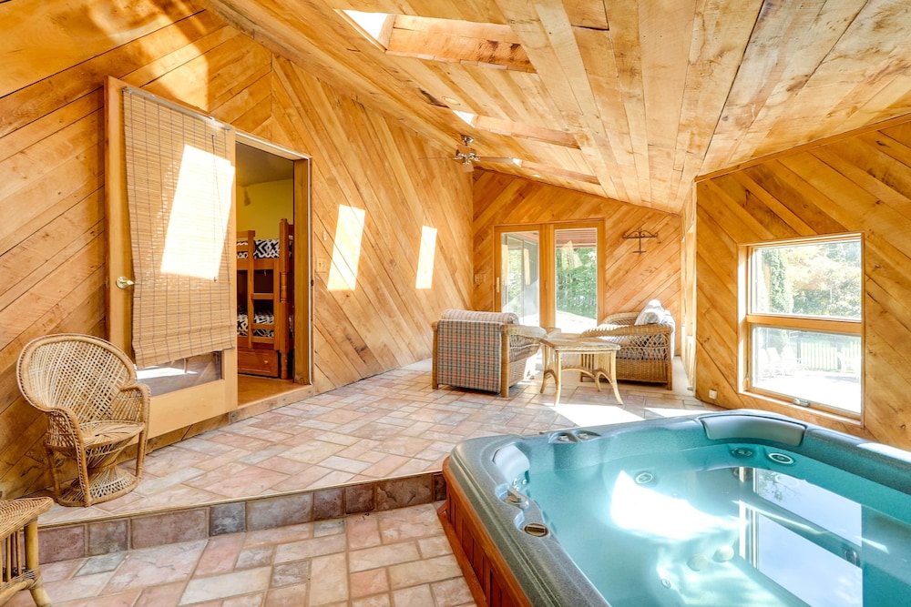 Spacious Woodbury Home with Pool and Hot Tub — 4-Star Luxury Hotel in Woodbury, United States