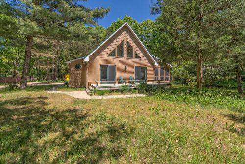 Nature lovers delight private hot tub and a short walk to Lake MI in Fennville, United States