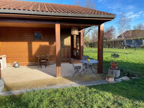 Petite maisonnette dans les près — hotel in Villerest
